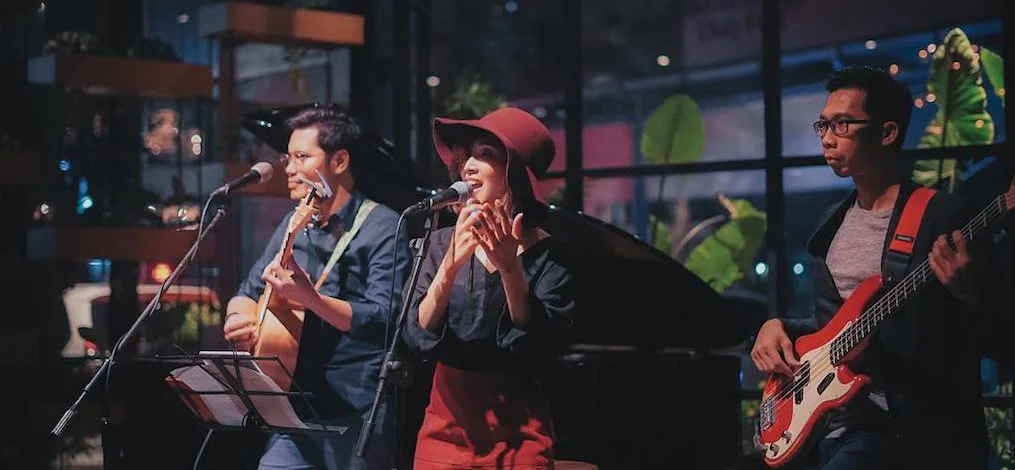 Live band performing at Solle's
